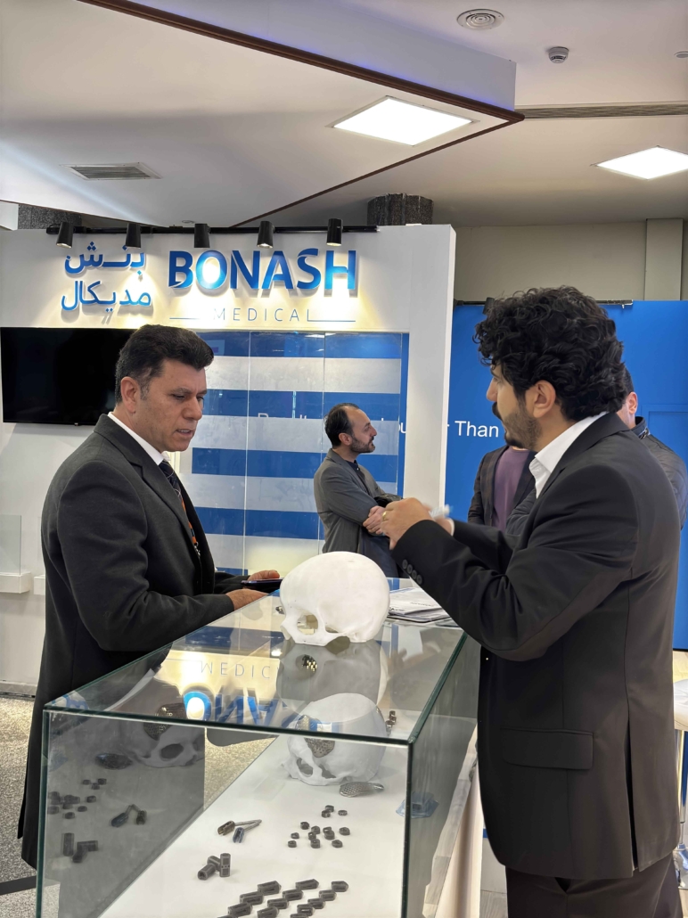 گفتگو و مشاوره تخصصی جراحان در غرفه بناش مدیکال در بیمارستان میلاد