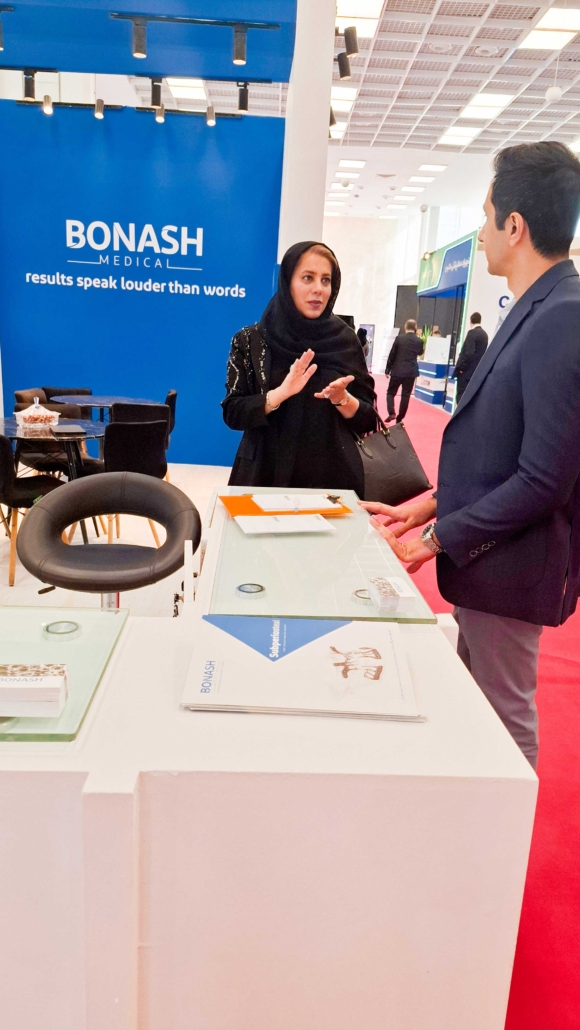 کارشناسان Bonash Medical در کنار محصولات تجهیزات پزشکی