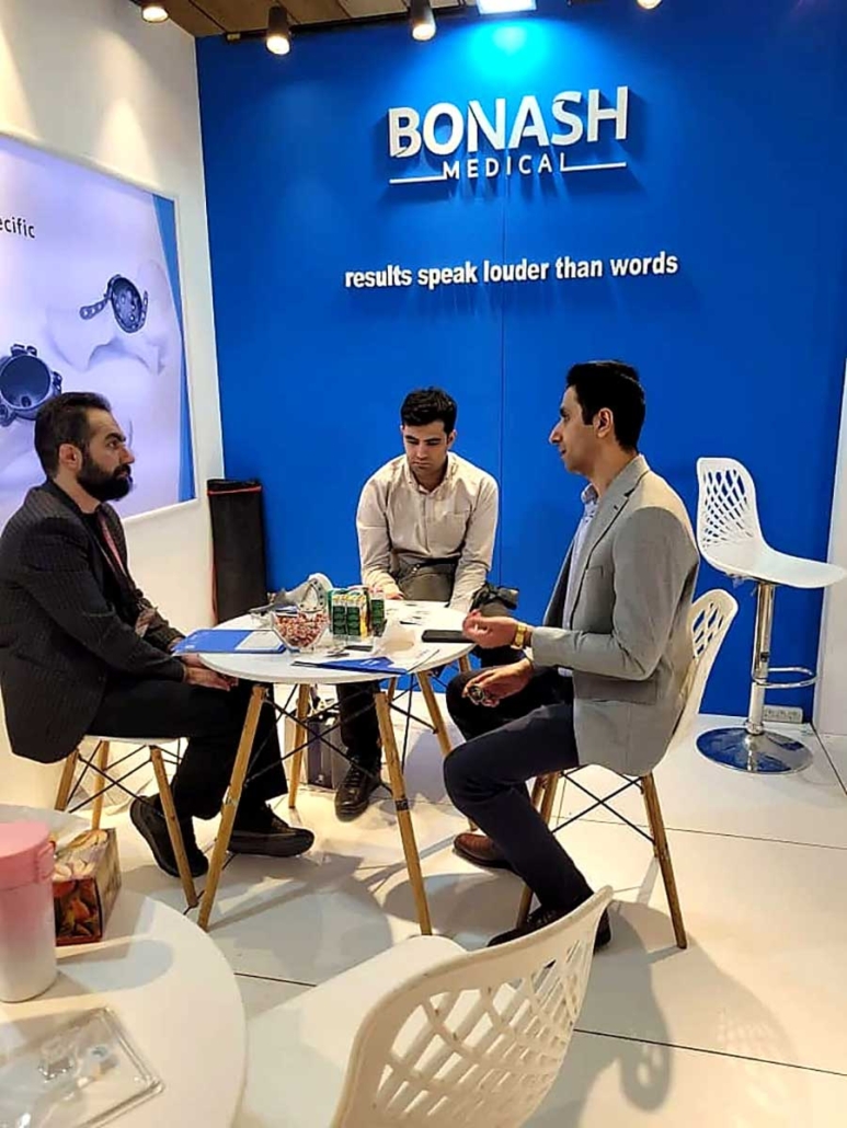 مشاوره تخصصی درباره تجهیزات پزشکی Bonash Medical در غرفه نمایشگاهی
